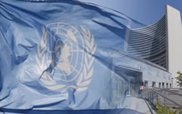 Drapeau de l'ONU devant le bâtiment