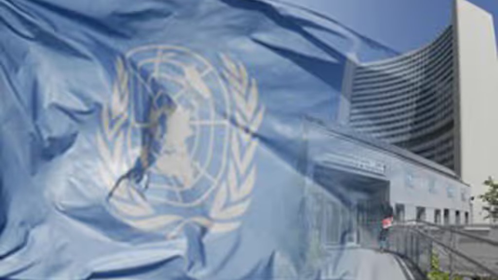 Drapeau de l'ONU devant le bâtiment